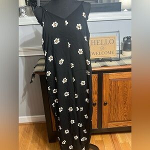 EUC-Lina -Beautiful Women Black Jumpsuit with Daisies